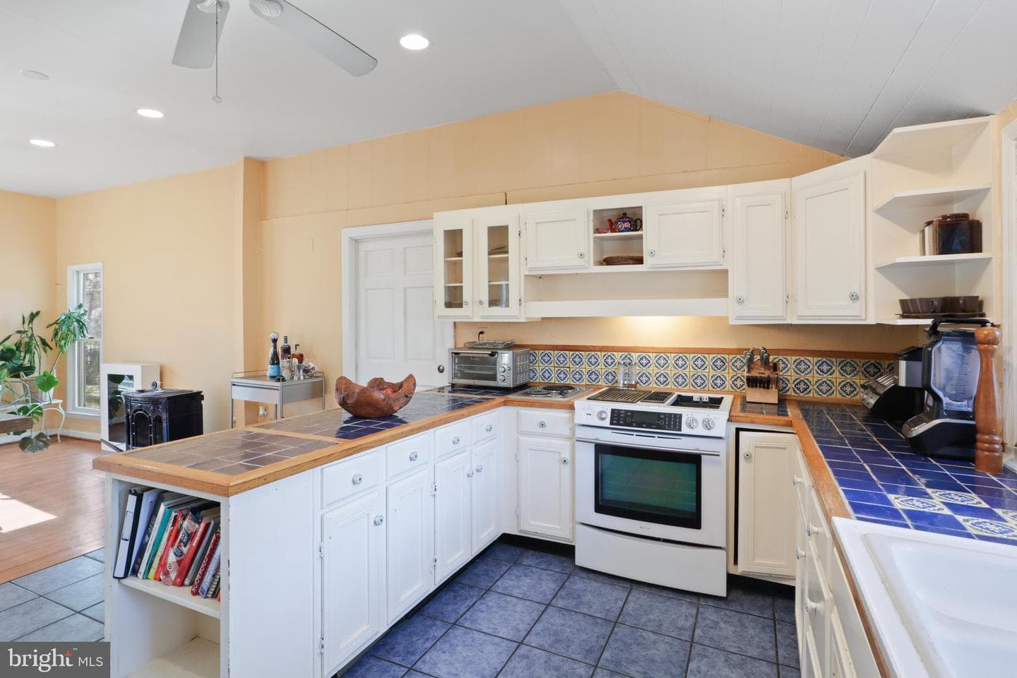 206 Grove Avenue photo 10