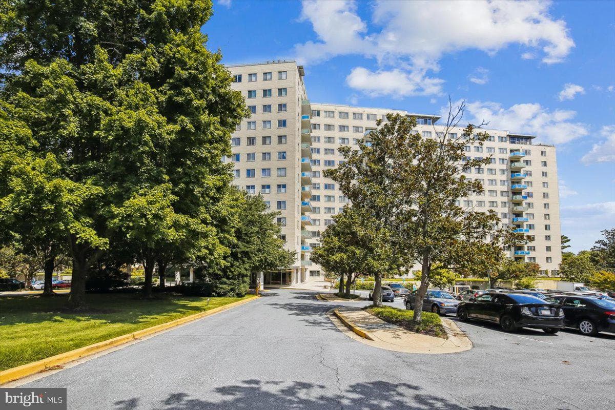 10201 Grosvenor Place #1009, Rockville