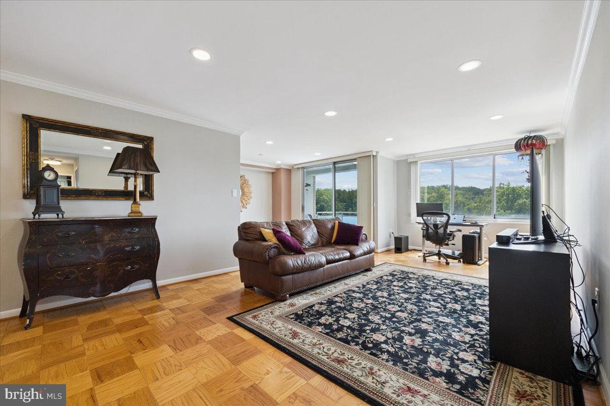 10201 Grosvenor Place #1009, Rockville