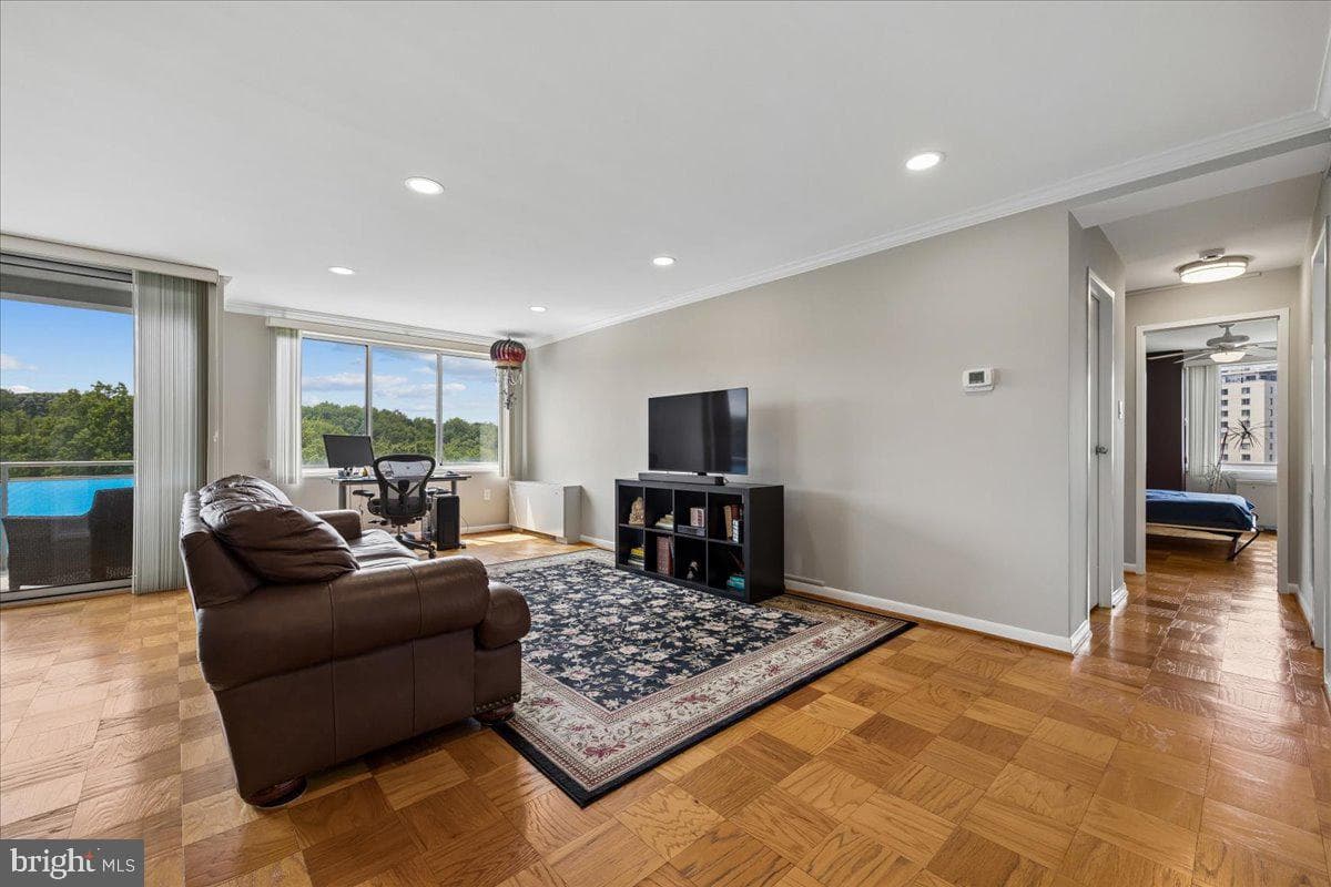 10201 Grosvenor Place #1009 photo 3