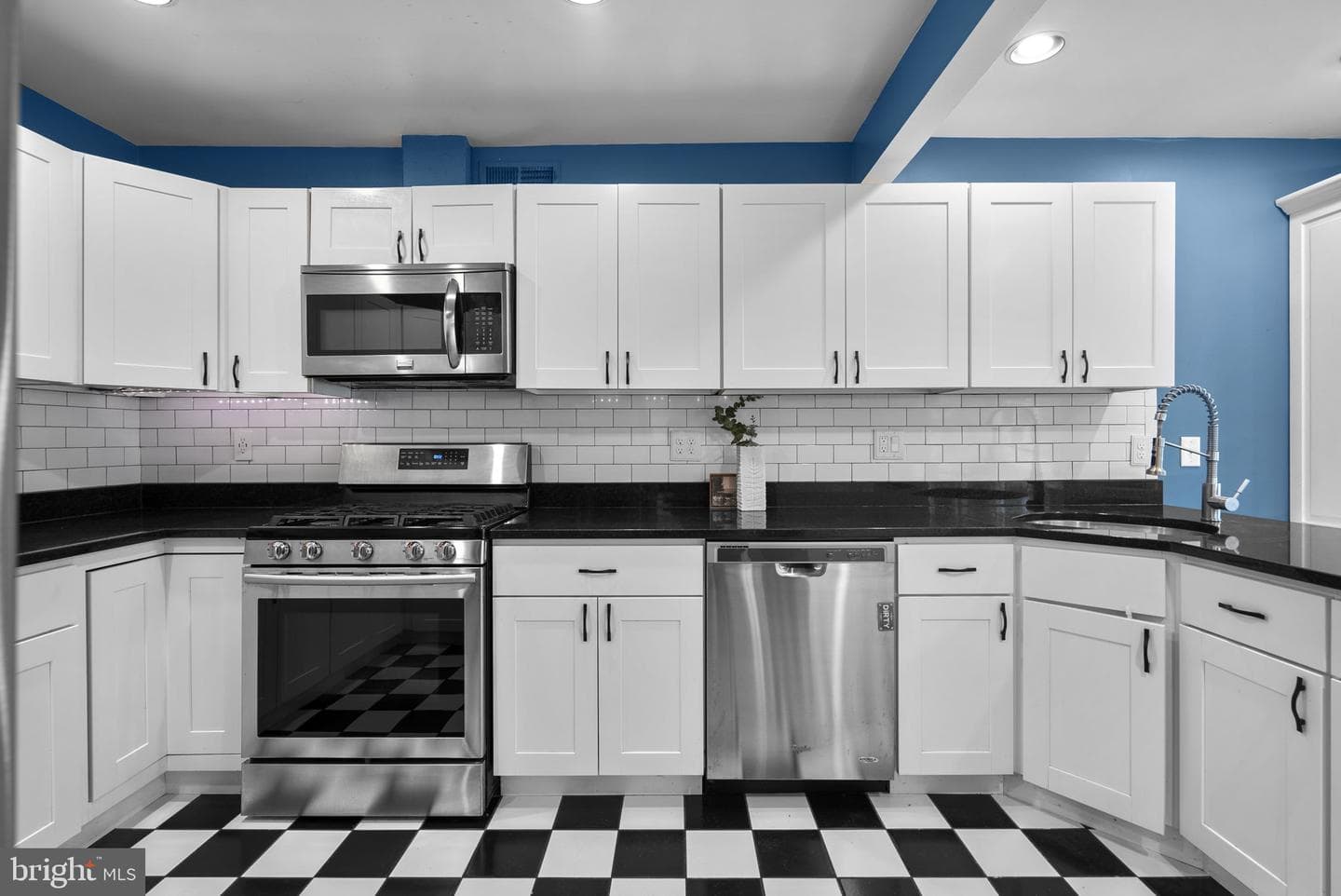 822 Loxford Terrace photo 11