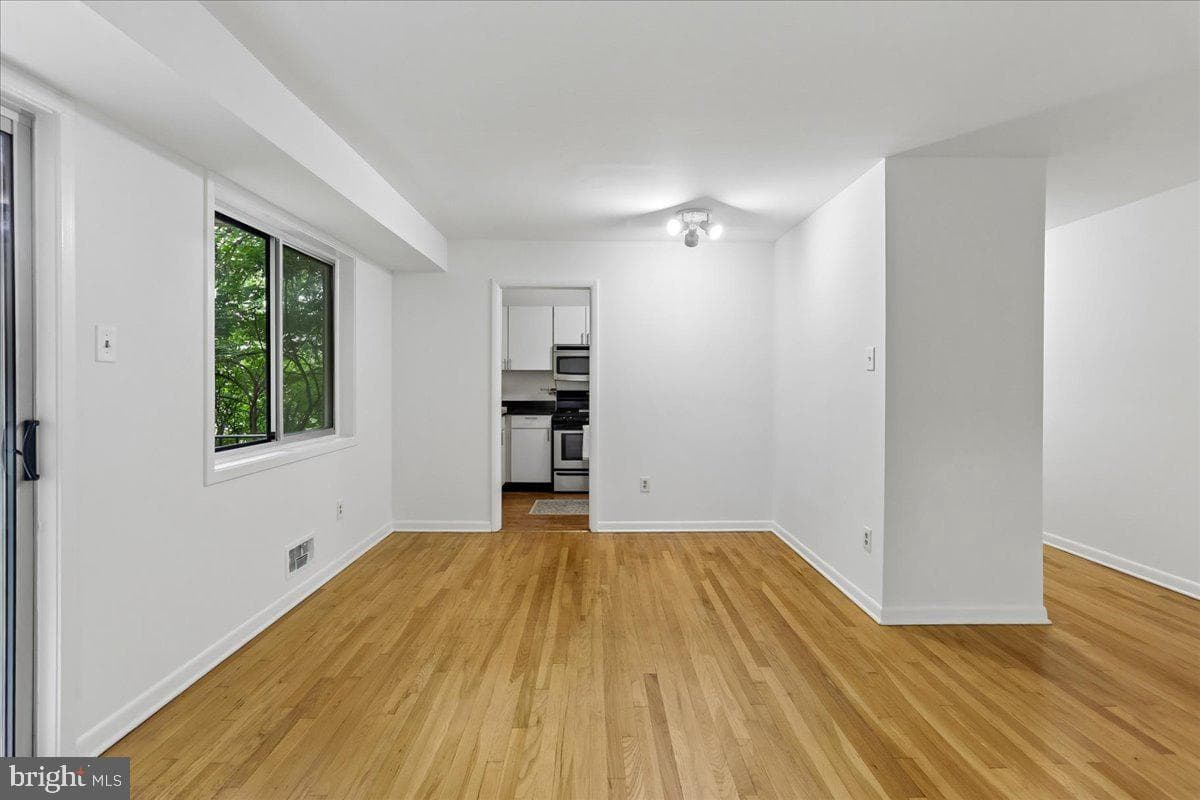 10518 Weymouth Street #102 photo 6
