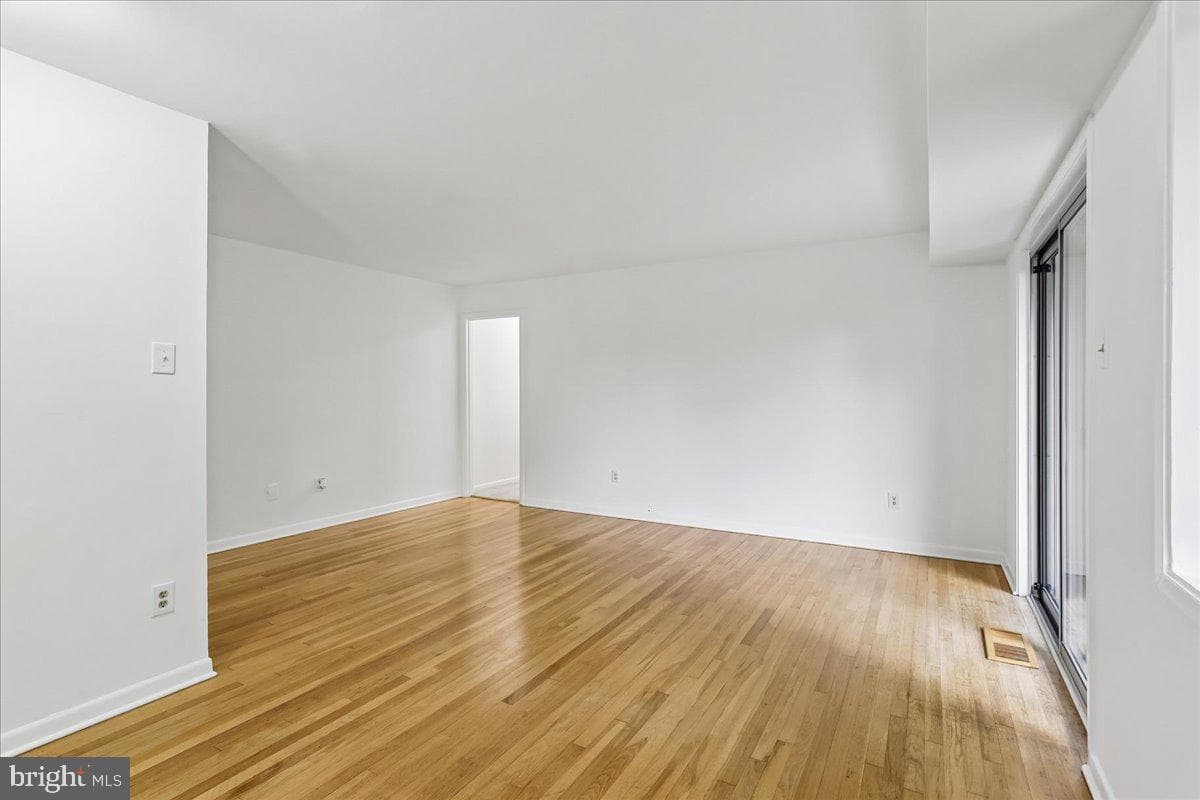 10518 Weymouth Street #102 photo 7