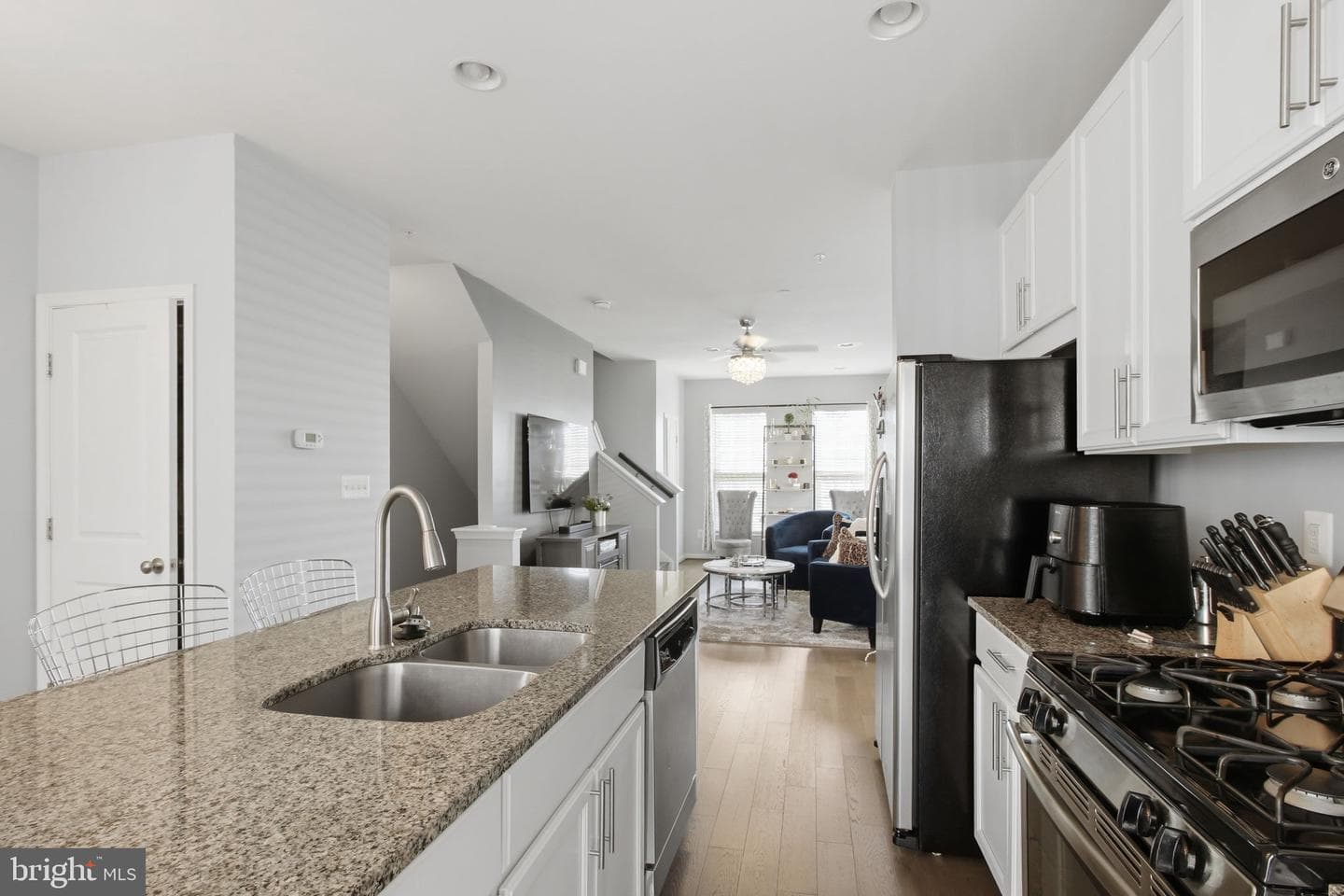 120 Prado #2301 photo 6