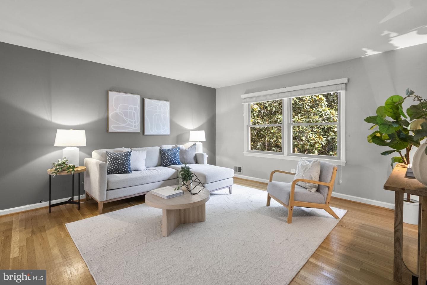 822 Loxford Terrace photo 3