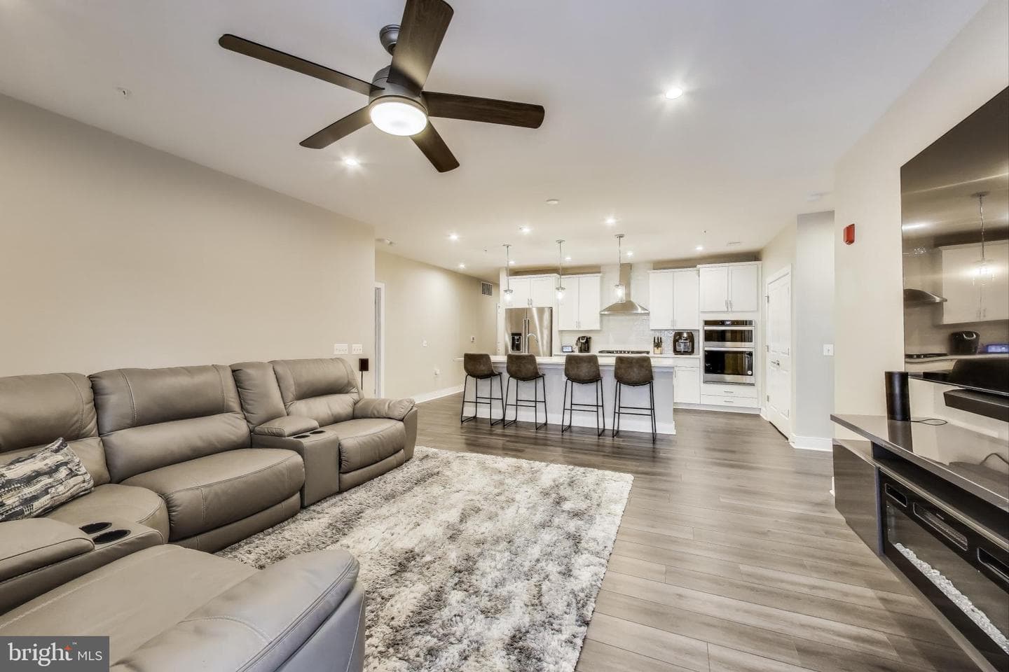 100 Saint Ives Place #208 photo 3