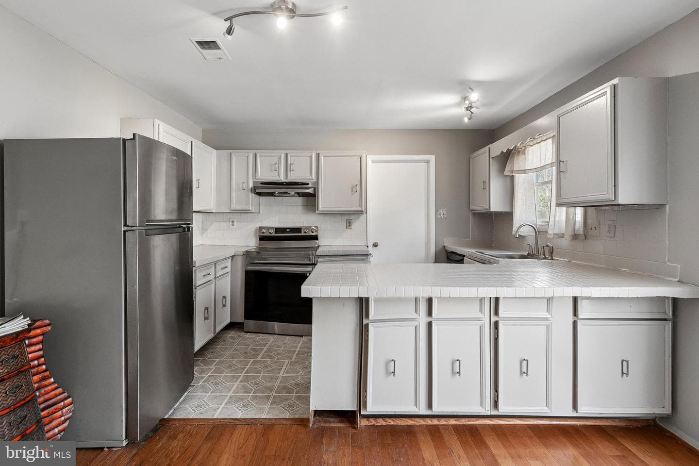 9900 New Orchard Drive photo 4