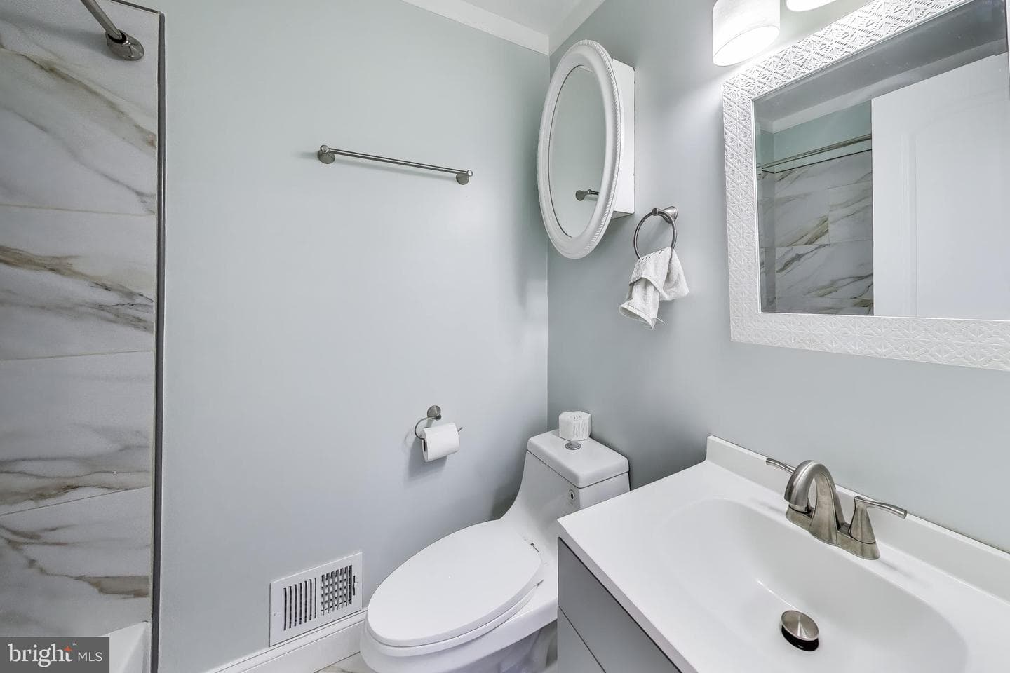 1031 Marton Street photo 24
