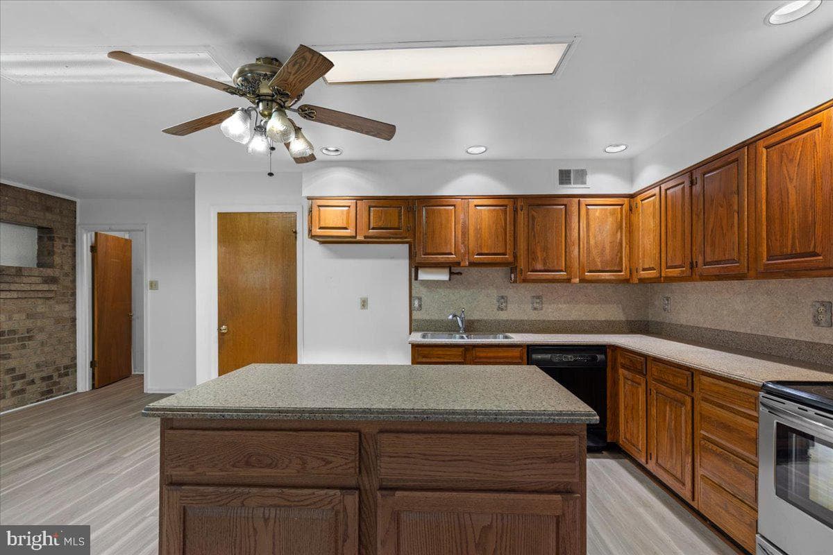 727 Gleneagles Drive photo 15