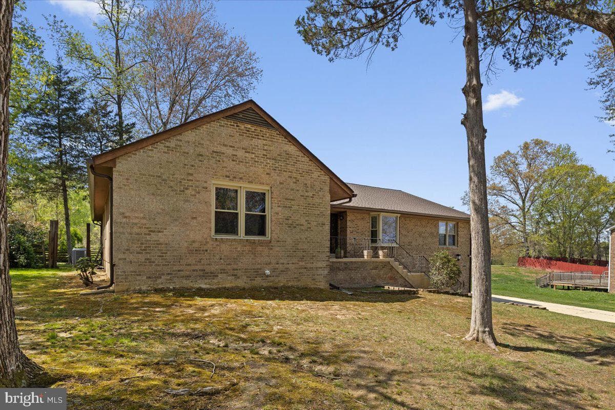 727 Gleneagles Drive photo 2