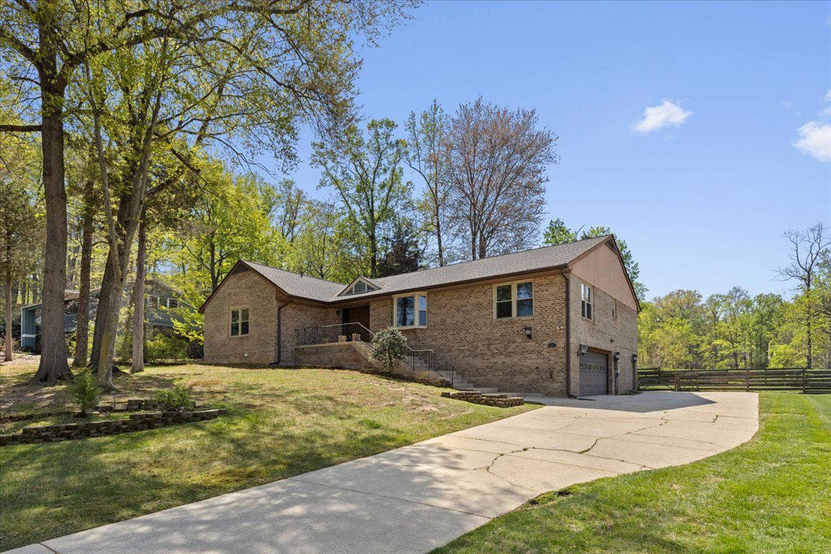 727 Gleneagles Drive photo 4