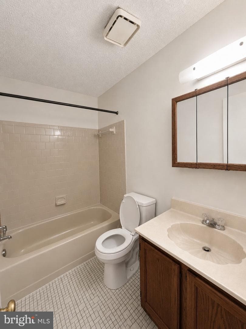 6204 Cipriano Road photo 17