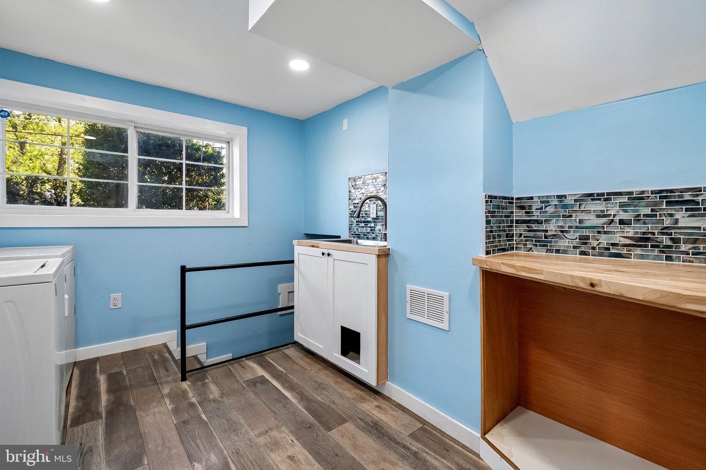 6203 Tyburn Street photo 33
