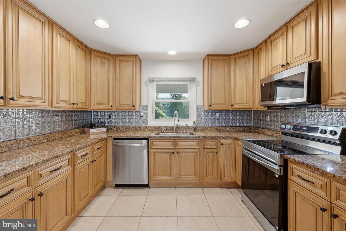 12847 Holiday Lane photo 6