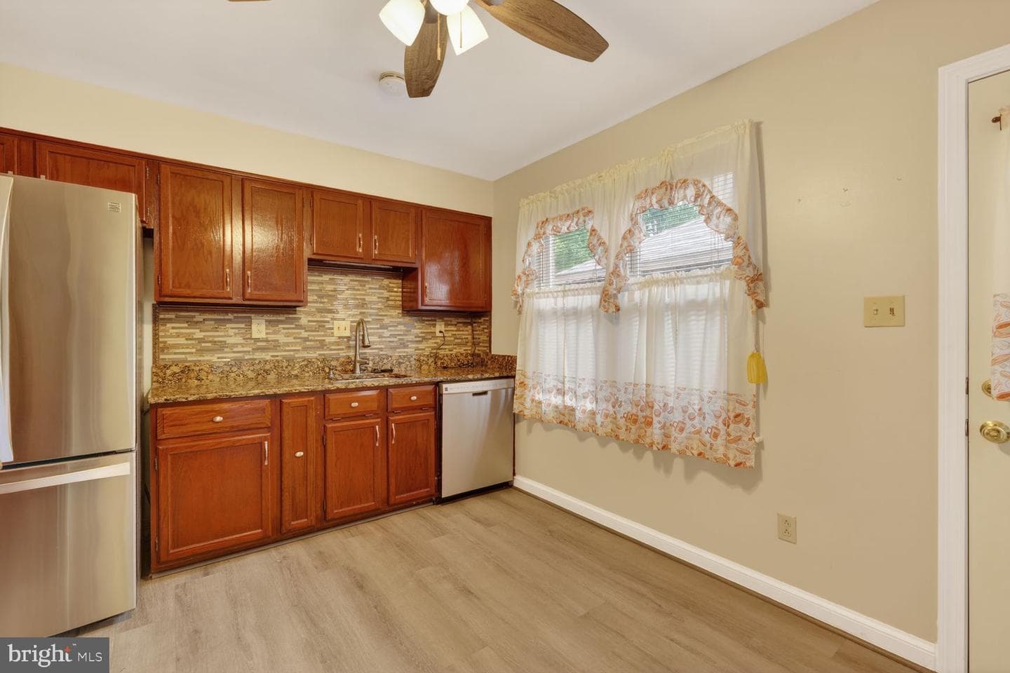 3804 Hemlock Place photo 9