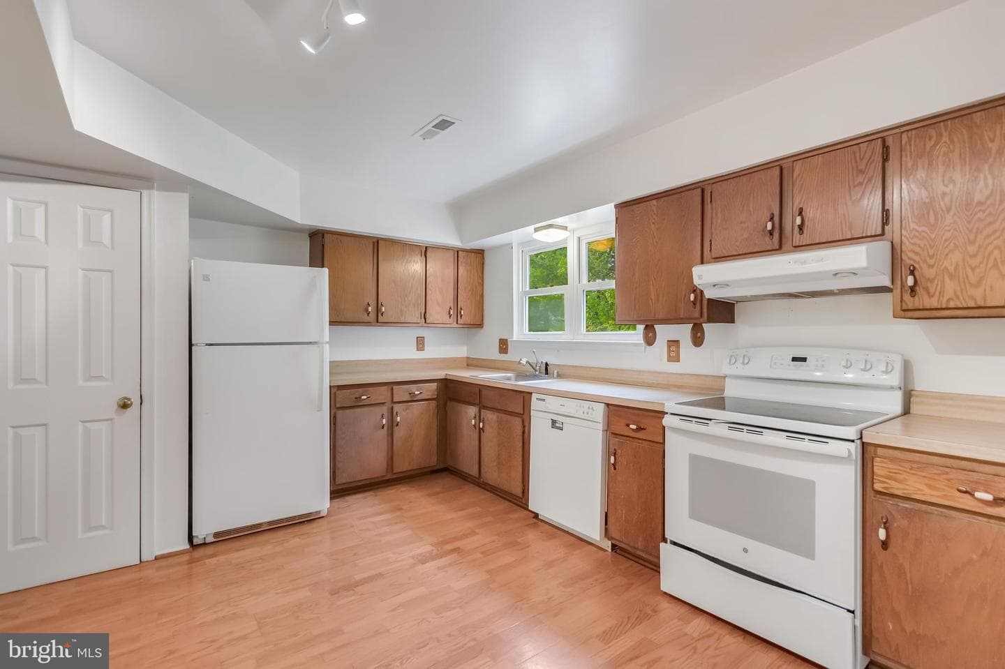 15802 Alameda Drive photo 4
