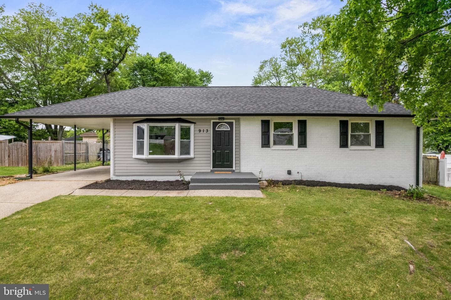 913 Applewood Street photo 2