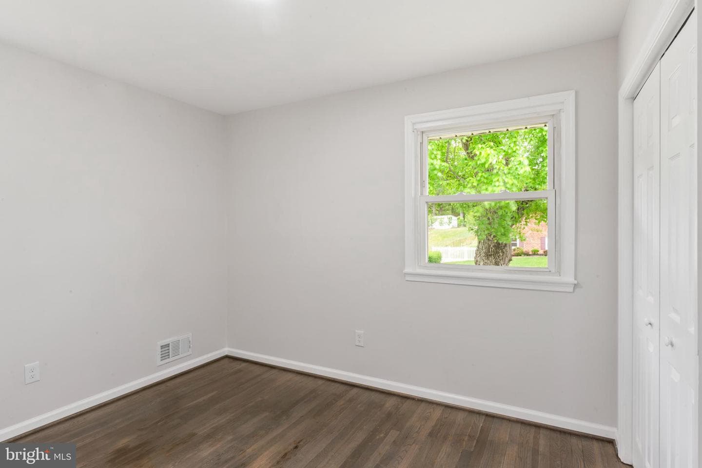 913 Applewood Street photo 25