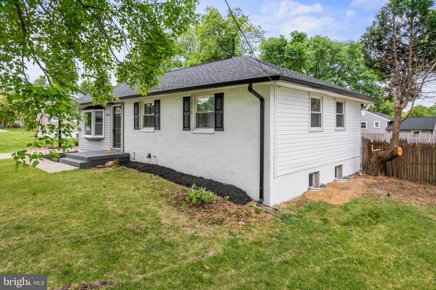 913 Applewood Street photo 3