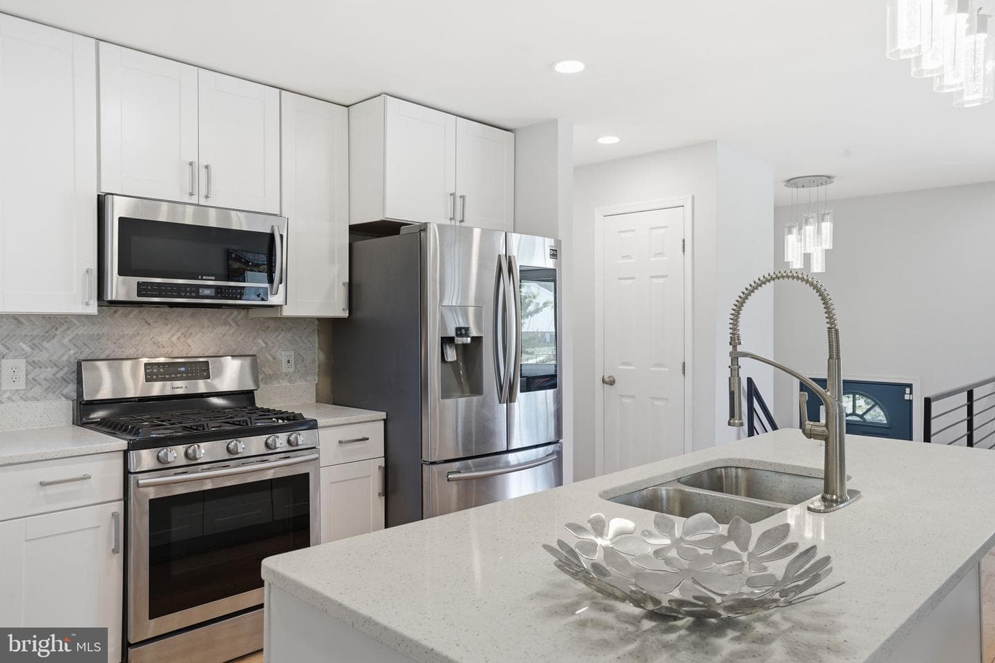 1809 Jarvis Avenue photo 8