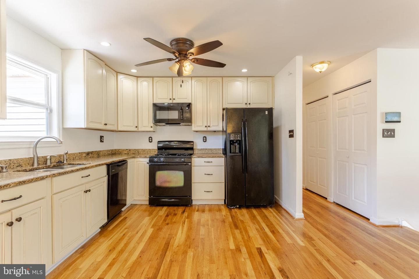 6613 Calmos Street photo 8