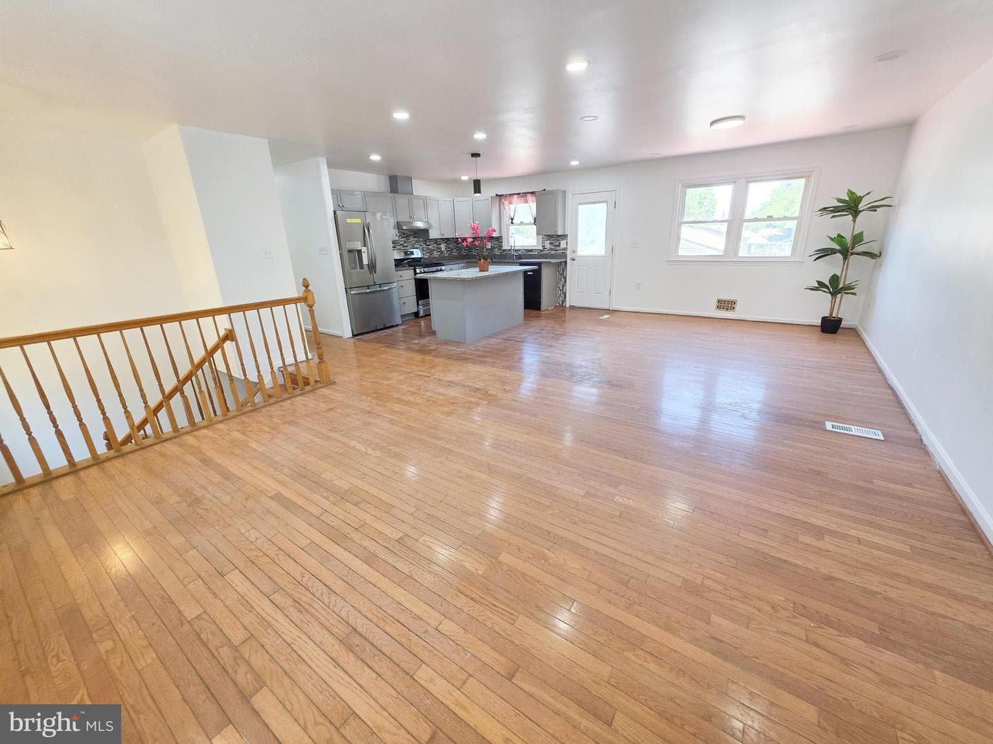6300 Auth Road photo 4