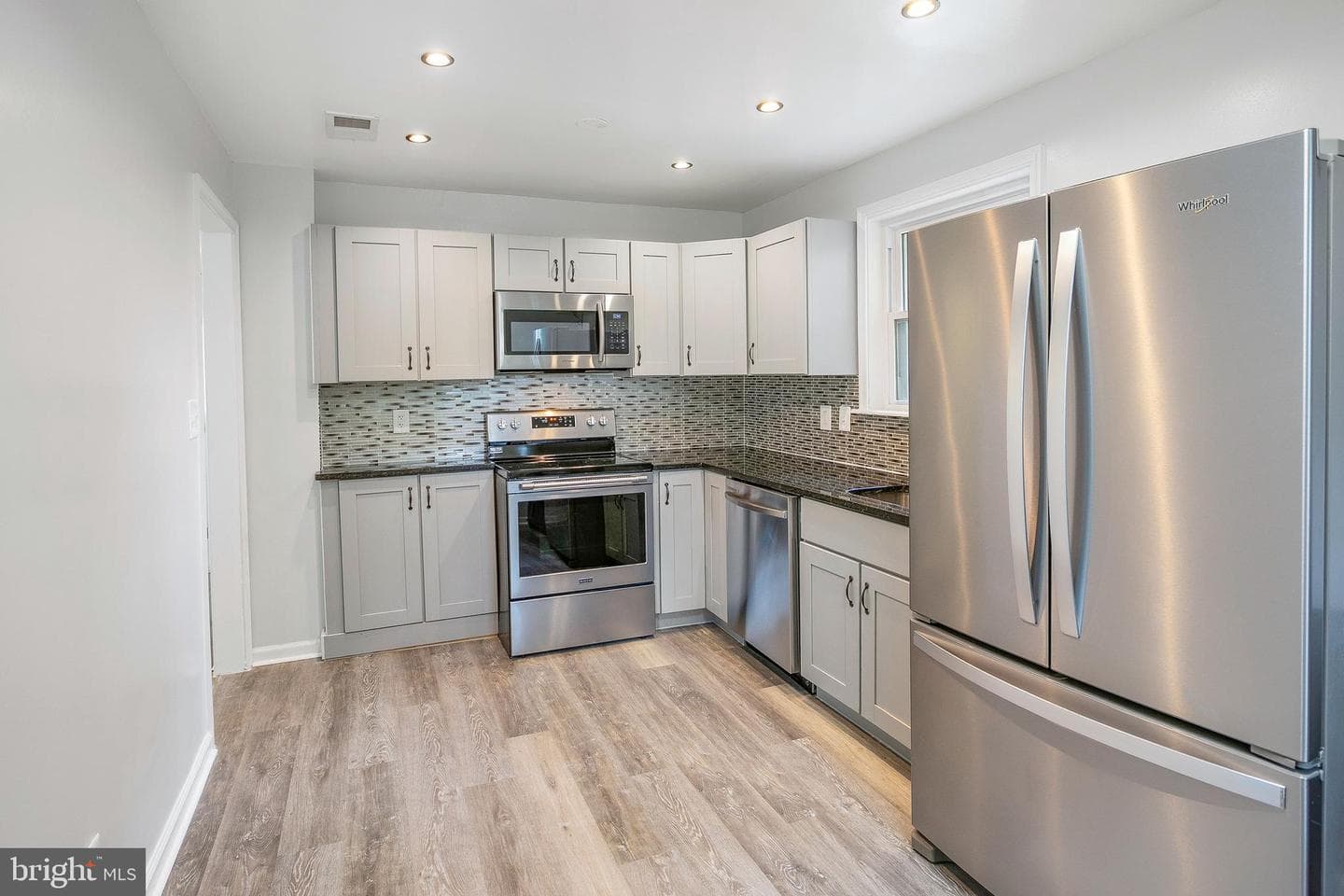 614 Larchmont Avenue photo 3