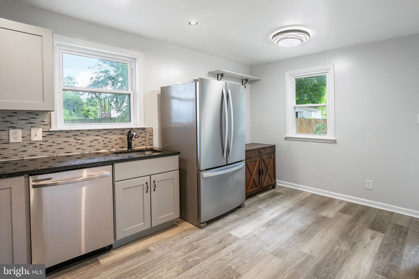 614 Larchmont Avenue photo 4