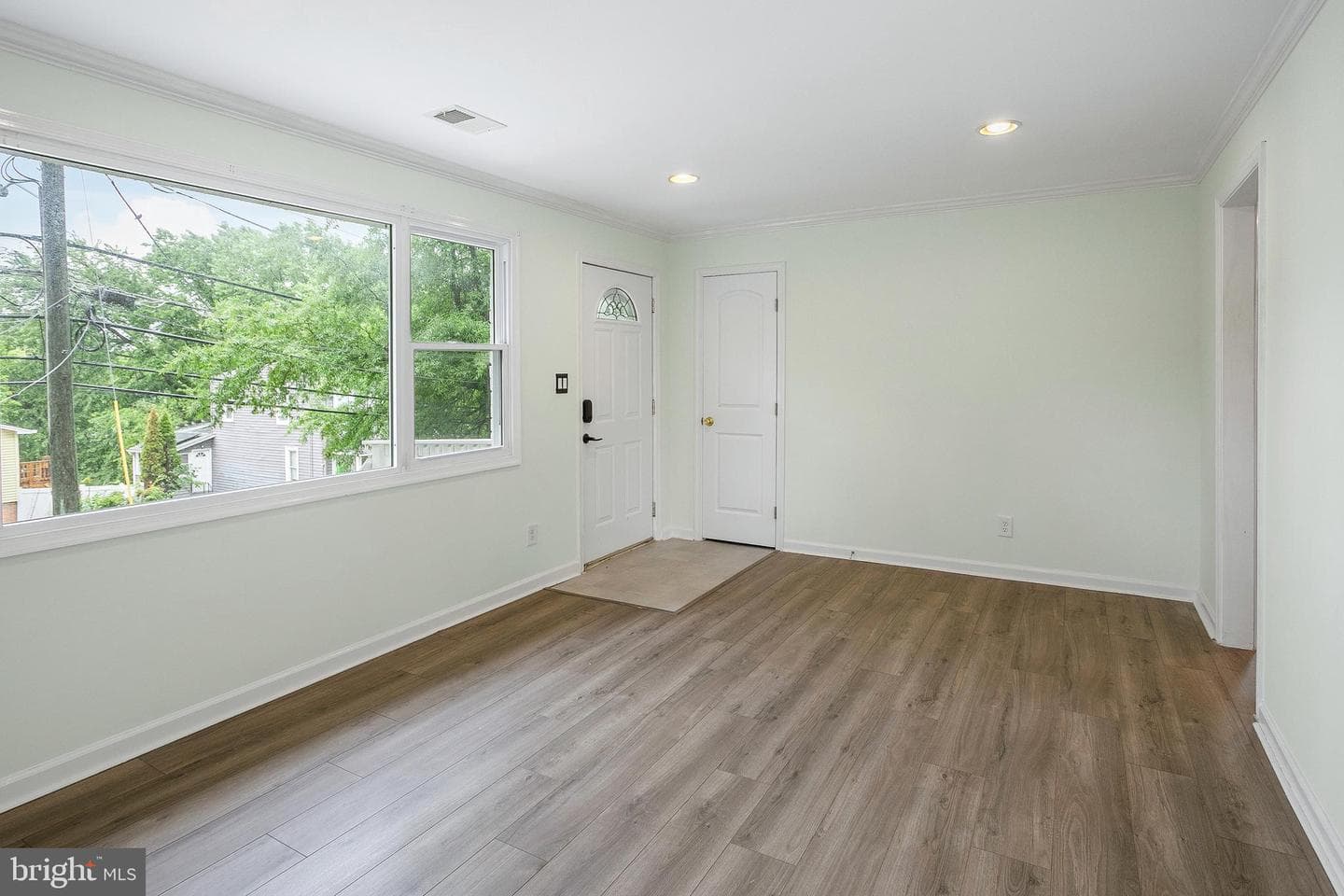 614 Larchmont Avenue photo 5
