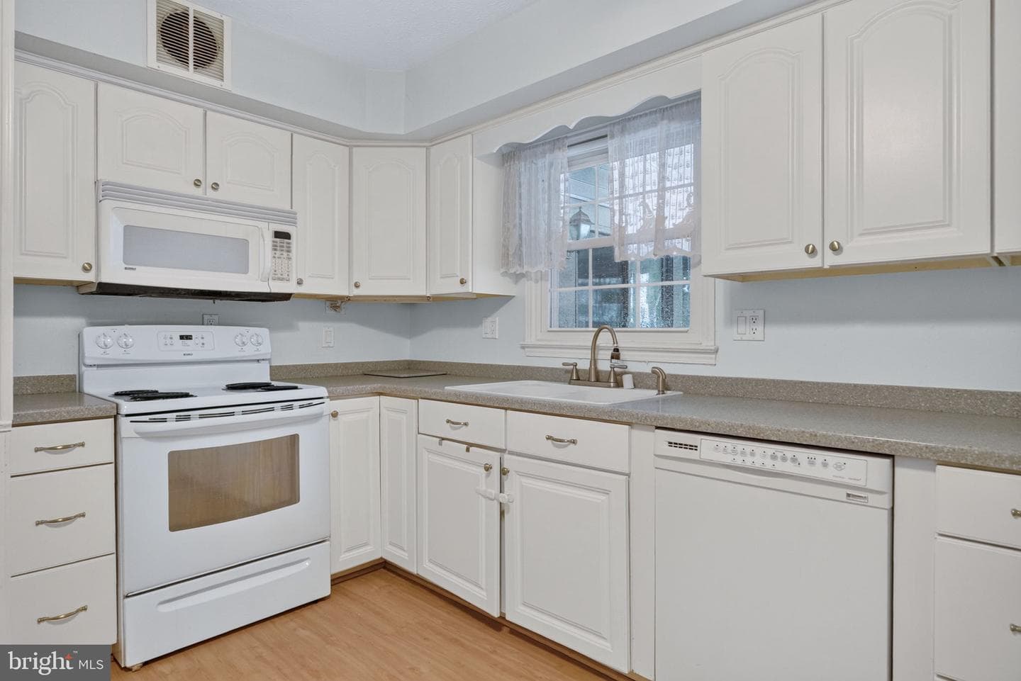 12904 Dauphin Court photo 9