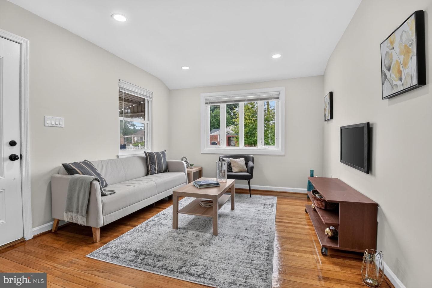 2416 Griffen Street photo 4
