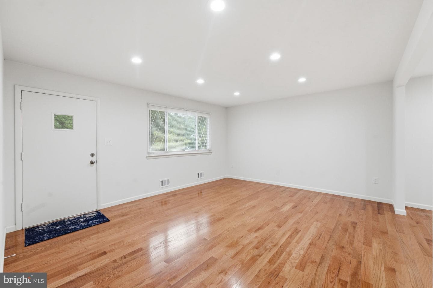 1404 Woodlark Dr photo 3
