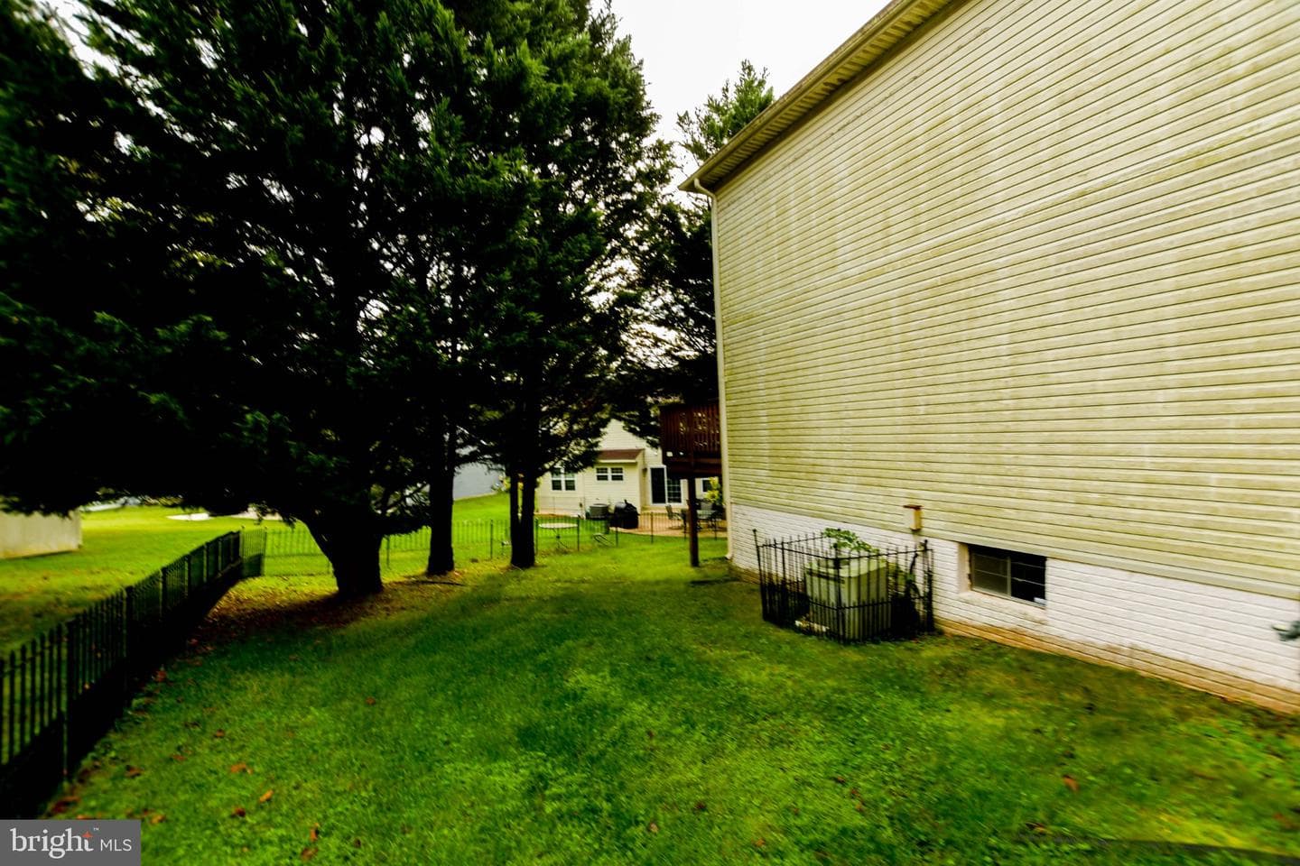 1111 Kings Heather Drive photo 9