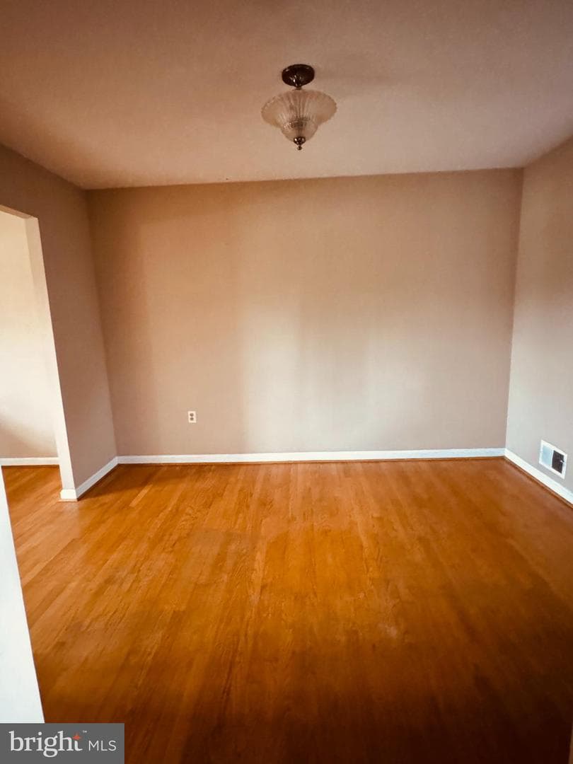 5204 Larwin Court photo 4