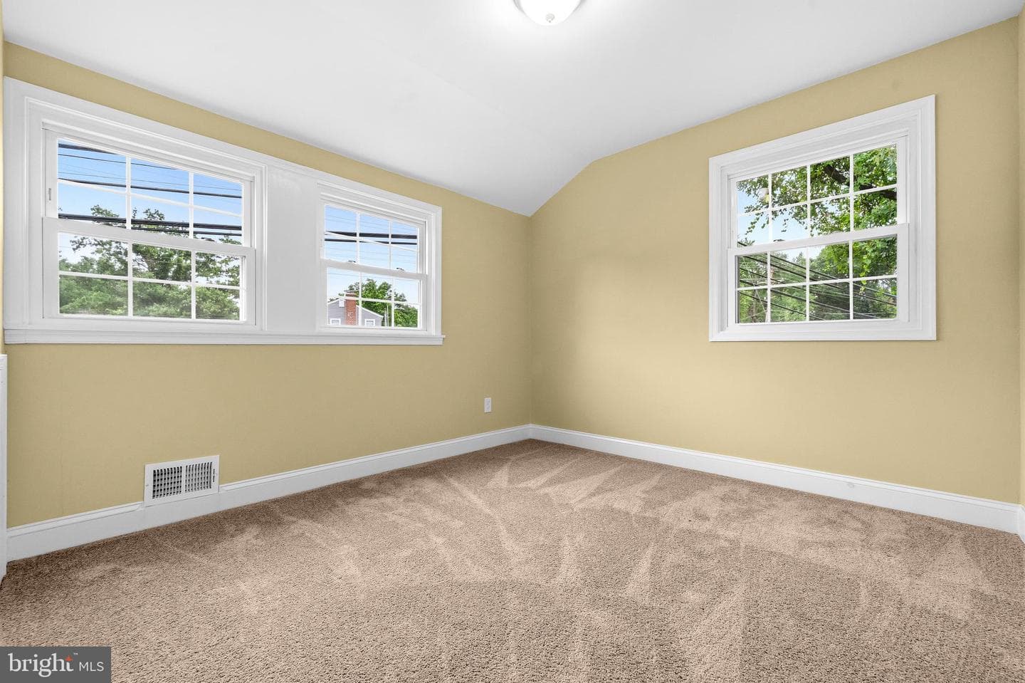 8300 Cathedral Avenue photo 22