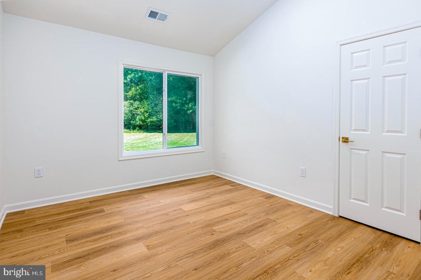 102 Golf Court photo 27