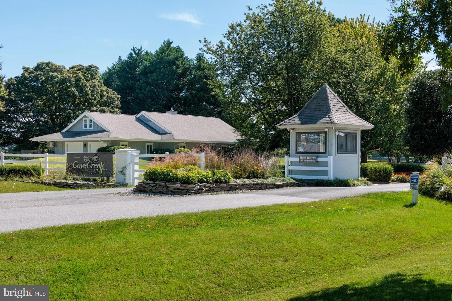 102 Golf Court photo 32