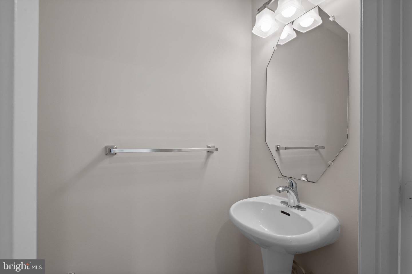 54 Queen Caroline Court photo 10