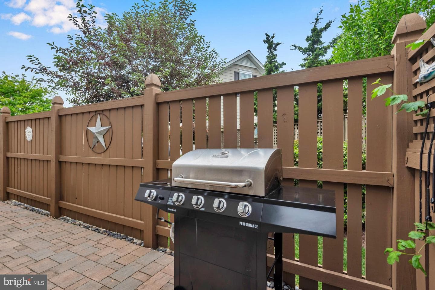 265 Evelyne Street photo 29