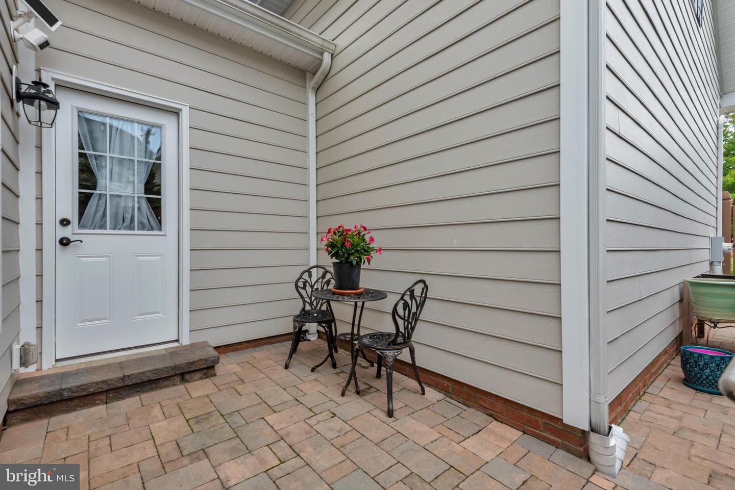 265 Evelyne Street photo 33