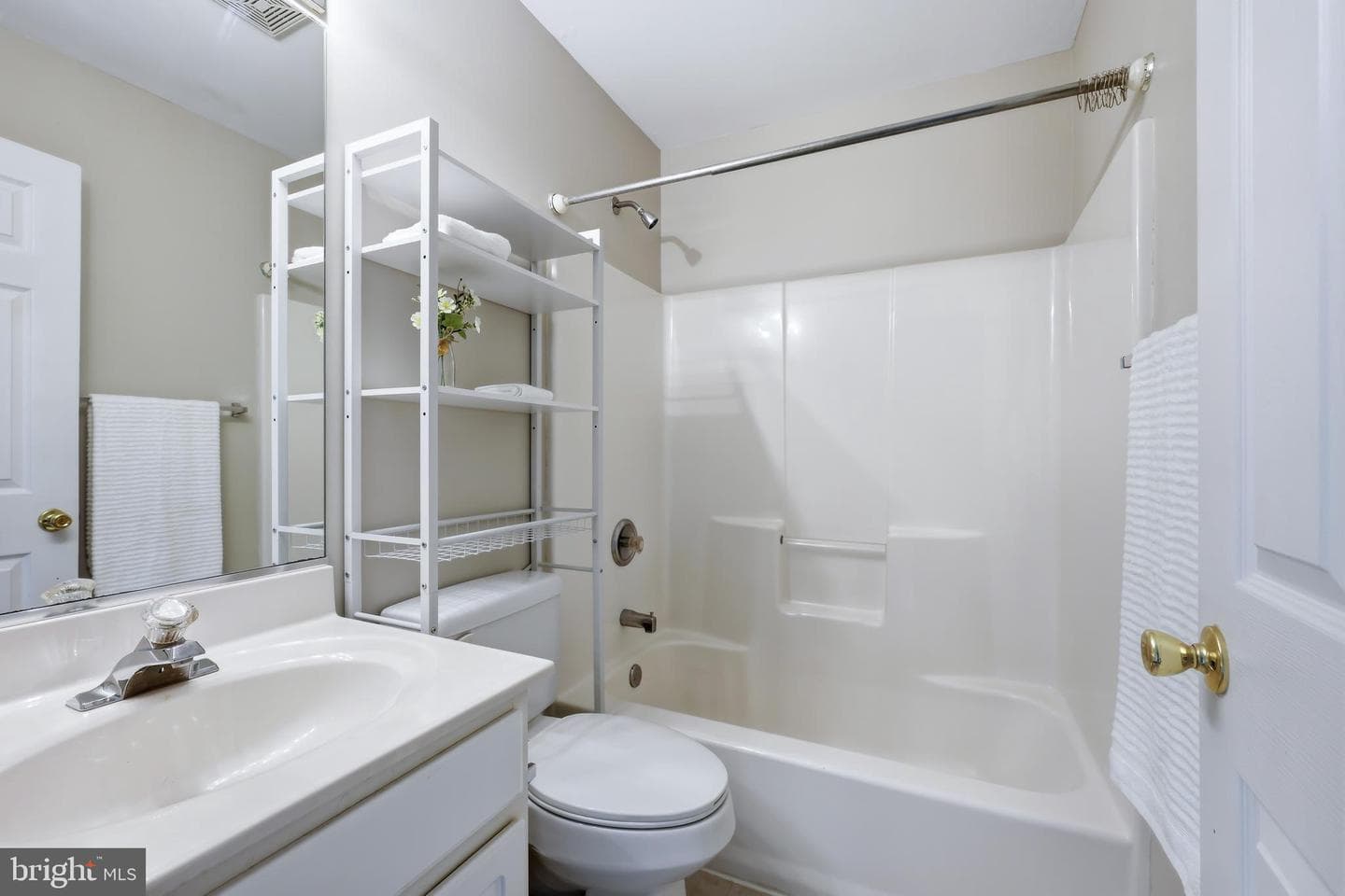 29 Queen Mary Court photo 32