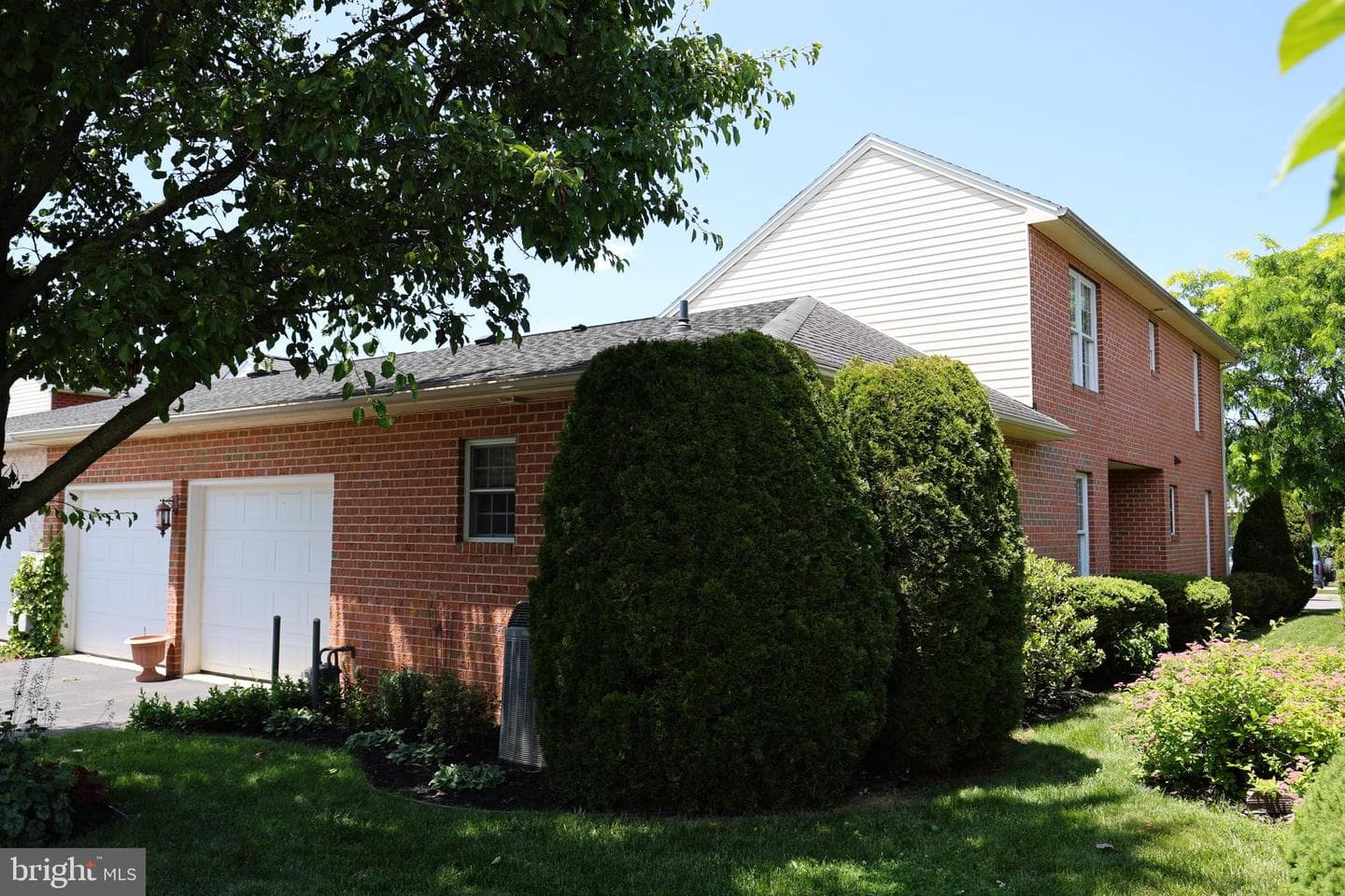 650 Trafalgar Drive photo 32