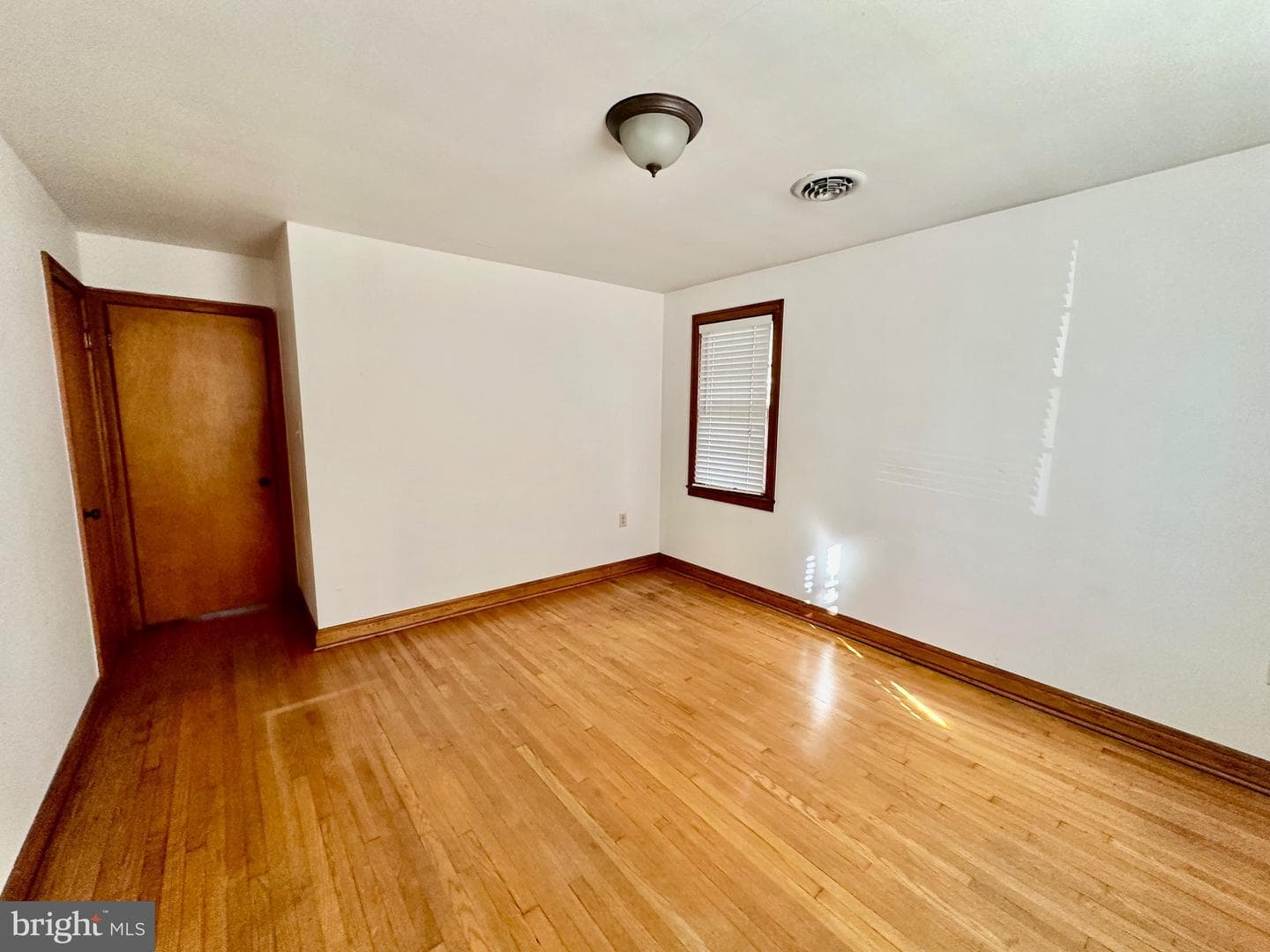 939 View Street photo 12