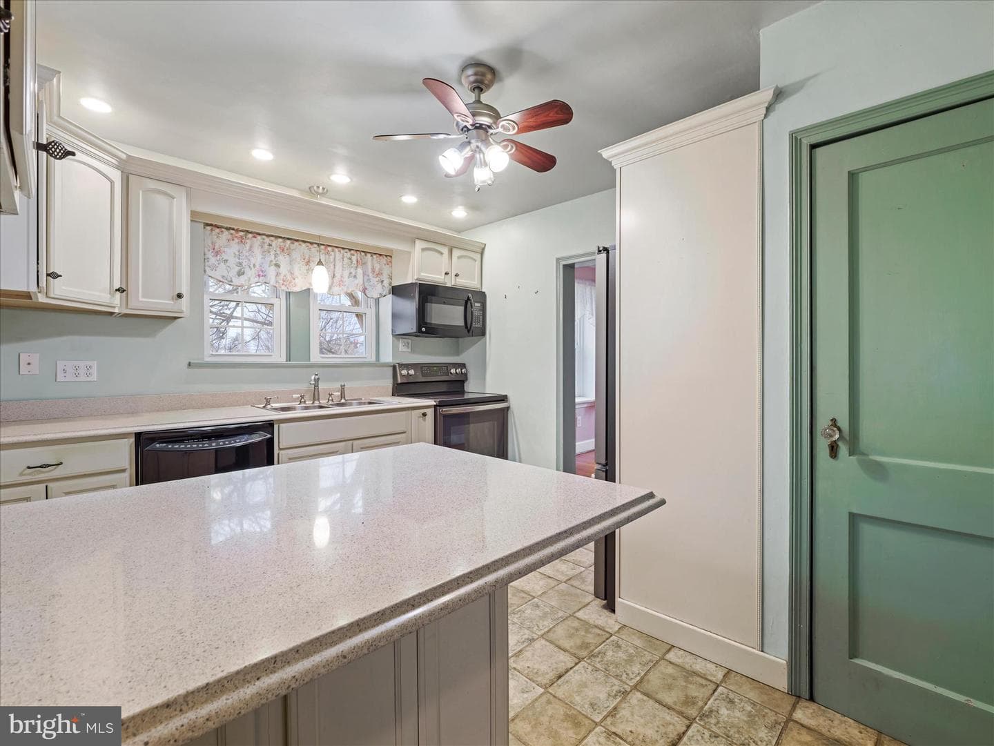1304 Salem Avenue photo 6