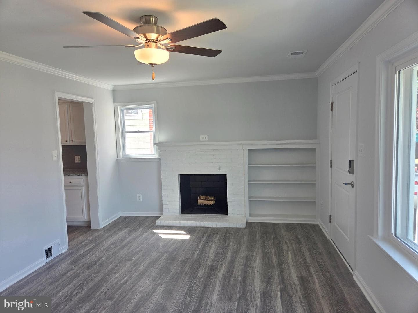 460 Pangborn Boulevard photo 2