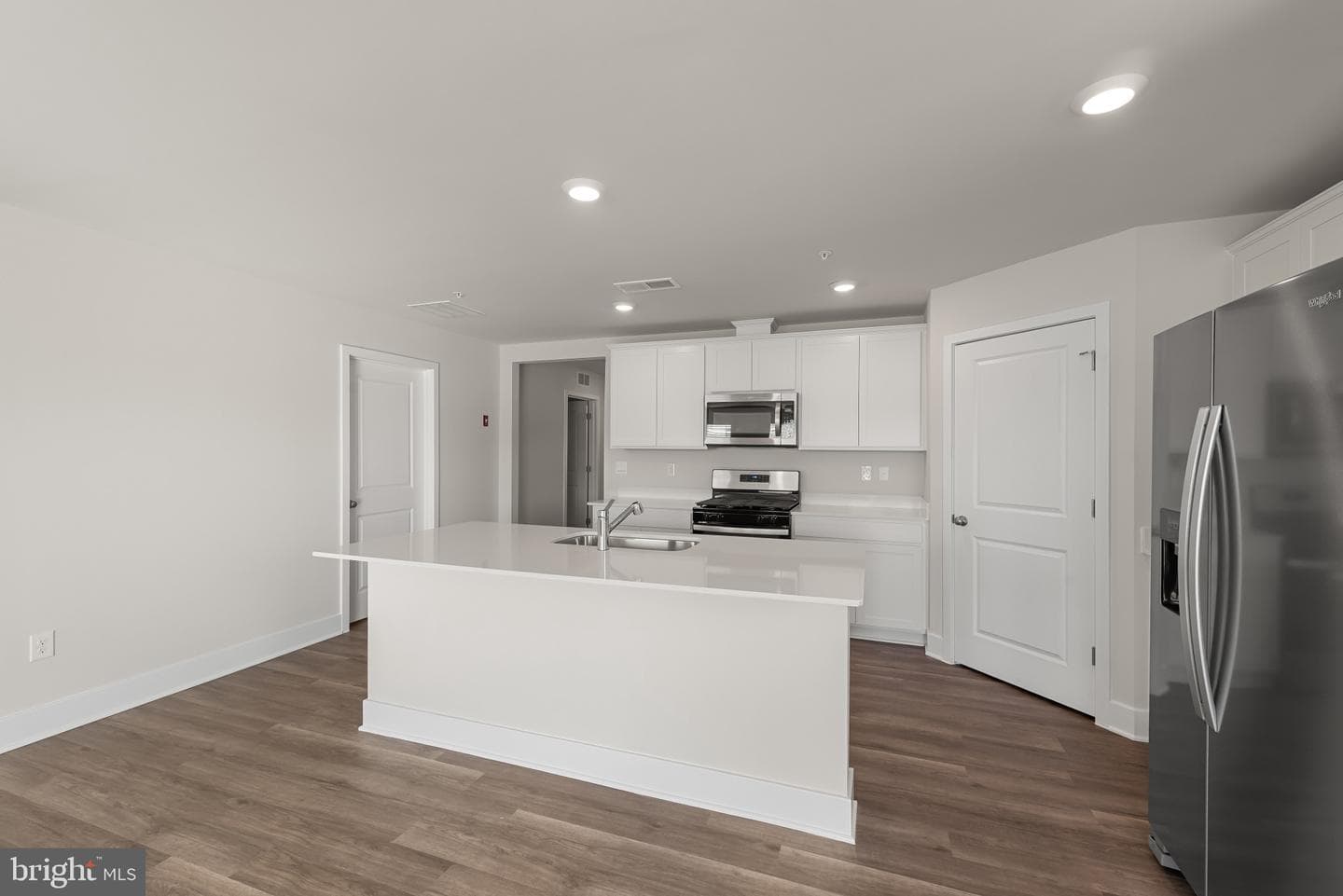 640 Armstrong Avenue photo 14