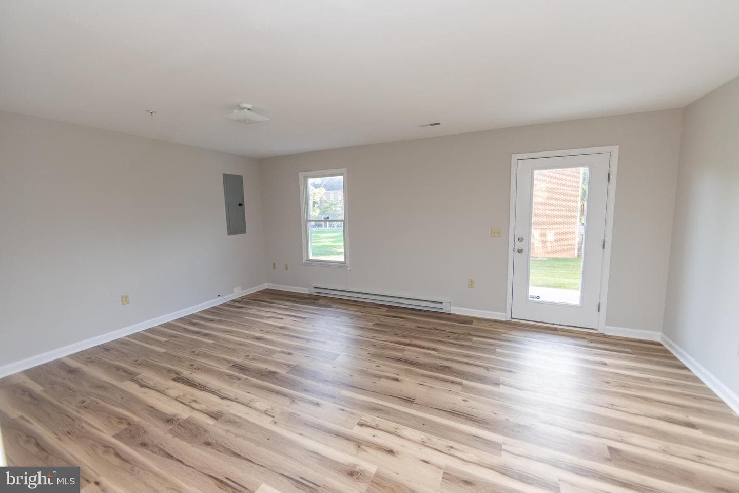 549 Pangborn Blvd photo 3