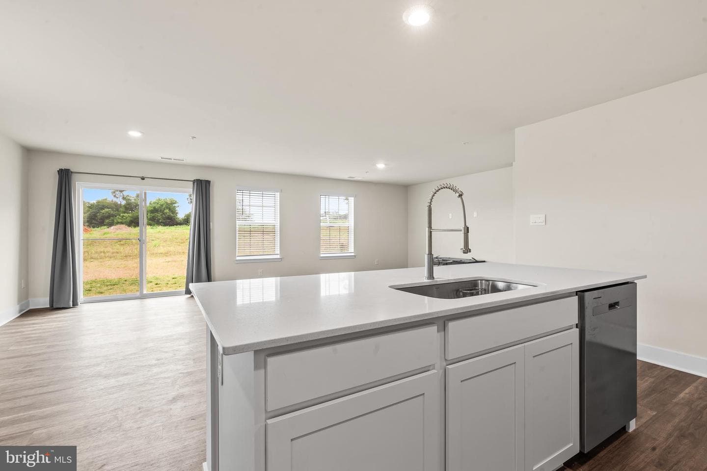 672 Armstrong Avenue photo 16