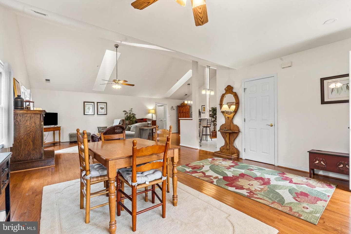 121 Chantilly Court photo 4