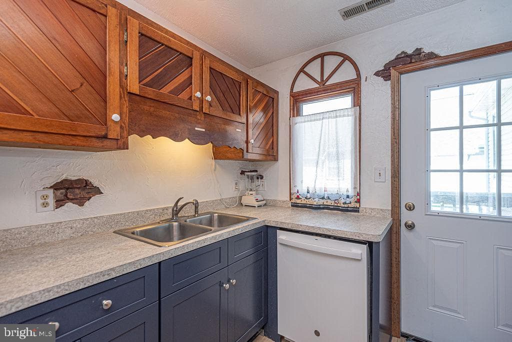 148 Jamestown Road photo 28